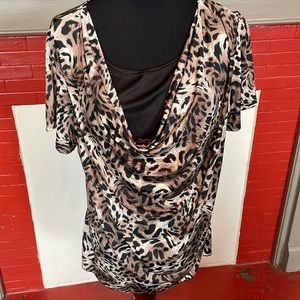 Slope neck style leopard print top